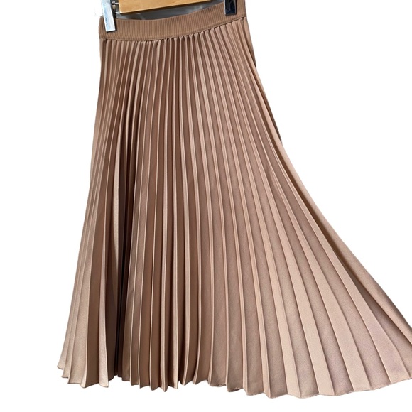 H&M light pink pleated midi skirt - Picture 3 of 4